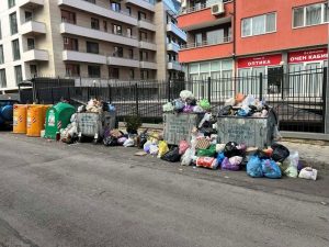 Камари боклуци заливат „Изгрев“ въпреки уверенията на кмета