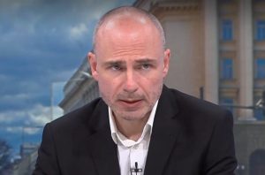 Доц. Петър Чолаков: Радев рискува загуба без собствена партия, но може да изчака до 2027 г.