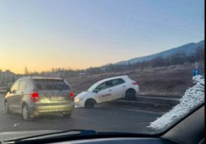 Автомобил се качи върху мантинела на Софийското околовръстно, движението е затруднено