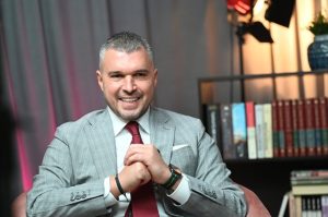 Валери Божинов: При Стоичков няма обеци и татуси, има ред и труд