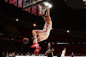 Везенков блести с 28 точки, но "Олимпиакос" едва удържа "Макаби" след драма