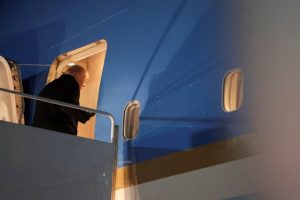 Самолетът на Тръмп аварира, върна се в базата преди Давос