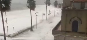 Мощна буря връхлетя Сицилия: Евакуирани са 190 души, Етна изригна на фона на геомагнитна буря