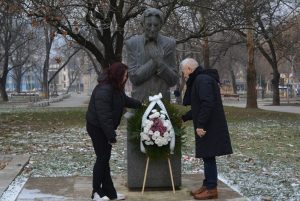 Монтана почете Йордан Радичков: Кметът Живков поднесе цветя пред паметника на писателя