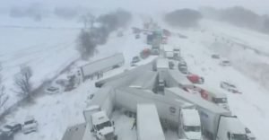 Мащабна верижна катастрофа със 100+ коли блокира магистрала в Мичиган заради снежна буря