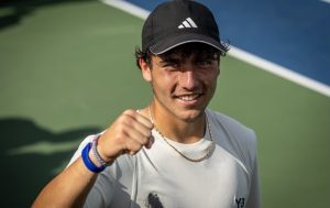 Иван Иванов детронира шампион в Манакор, достига полуфинал