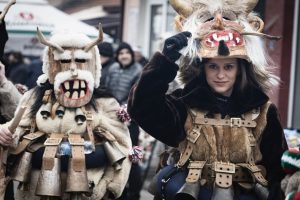 Тайните на кукерската маска: От страховити зверове до бляскави мъниста