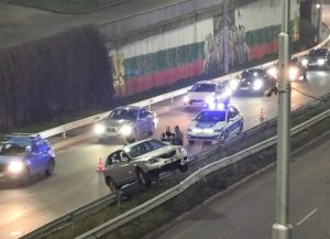 Кола „кацна“ на мантинела на Коматевско шосе в Пловдив