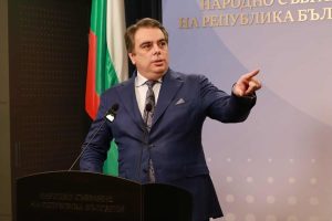 Асен Василев отсъства от тв интервю заради внезапно неразположение, Николай Денков го замести