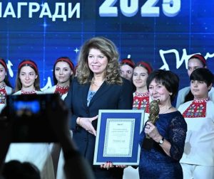 Детският радиохор на БНР с голямата награда „Сирак Скитник“, връчена от Илияна Йотова