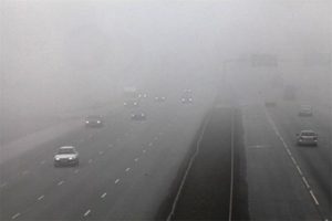 Мъгла и валежи затрудняват движението в цялата страна