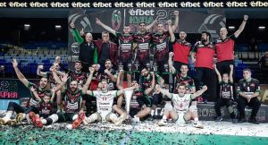 Нефтохимик подарява шалчета и снимки с Купата на България на своите фенове