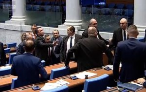 Напрежение в парламента: Квестори разтърваха депутати от АПС и „Възраждане“