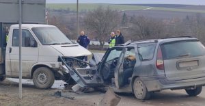 84-годишен мъж е с опасност за живота след челен сблъсък край село Червена вода