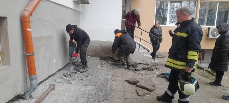 Драматично спасяване: Коте оцеля девет дни зазидано в стена на блок в Бургас Драматично спасяване: Коте оцеля девет дни зазидано в стена на блок в Бургас