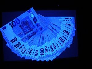 Разкриха 533 фалшиви банкноти за 30 хил. лв. в Русе, трима са арестувани