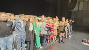 Нестандартна покана: Абитуриенти изненадаха класната си на сцената на бургаски театър