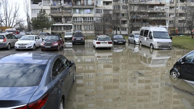 Сериозна авария потопи десетки автомобили в столичния квартал Лагера Сериозна авария потопи десетки автомобили в столичния квартал Лагера
