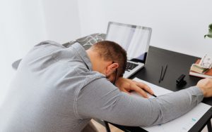 България сред водещите страни по риск от бърнаут: Загуби за над 600 млн. лв. годишно