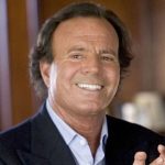 Хулио Иглесиас обвинен в сексуален тормоз от бивши служителки