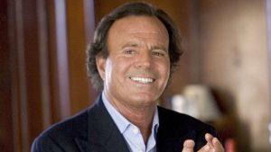 Хулио Иглесиас обвинен в сексуален тормоз от бивши служителки