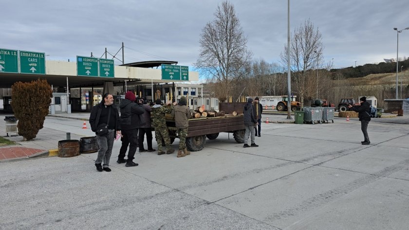 Гръцки земеделци възстановиха блокадите на Кулата-Промахон, транспортният бранш заплашва с контрамерки