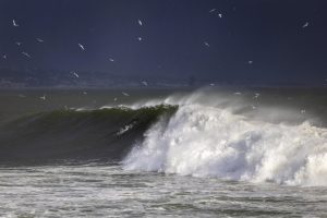 Бурята Ингрид връхлетя Европа: Опустошения, сняг и червен код