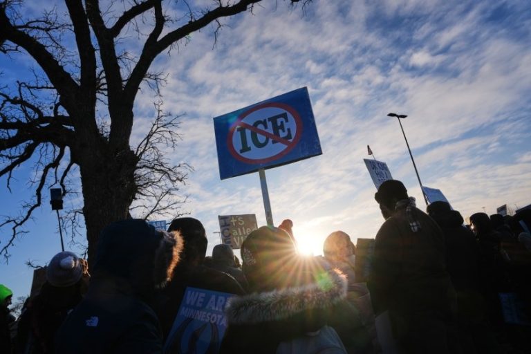 Бюджетна парализа в САЩ на фона на масови протести срещу имиграционните служби Бюджетна парализа в САЩ на фона на масови протести срещу имиграционните служби