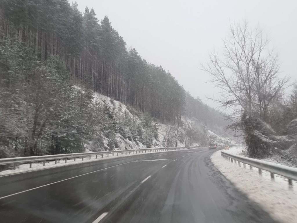 „Черен лед“ по пътищата: Невидимата опасност и как да действаме зад волана