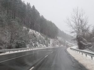 „Черен лед“ по пътищата: Невидимата опасност и как да действаме зад волана