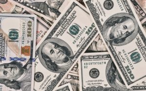 Доларът удари 4-годишно дъно, еврото поскъпна до 1,20 за долар