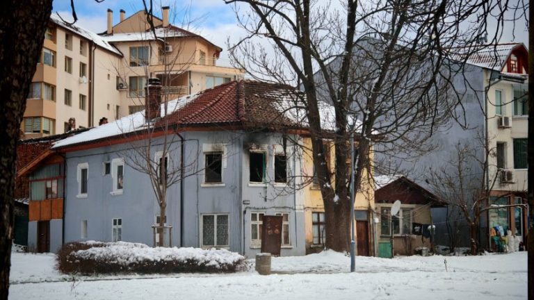 Разследват двойно убийство след пожар в Габрово с двама загинали Разследват двойно убийство след пожар в Габрово с двама загинали