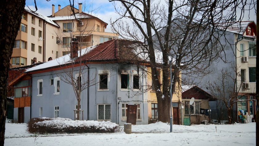 Разследват двойно убийство след пожар в Габрово с двама загинали
