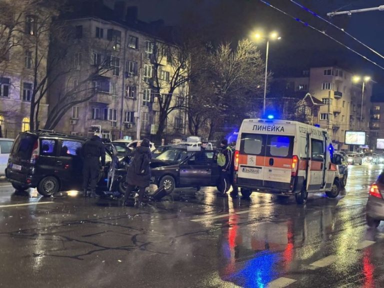 Двама пострадали след челен удар на Орлов мост в София Двама пострадали след челен удар на Орлов мост в София