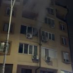 Пожар в жилищна кооперация в Бургас: Евакуираха сграда, мъж е обгазен