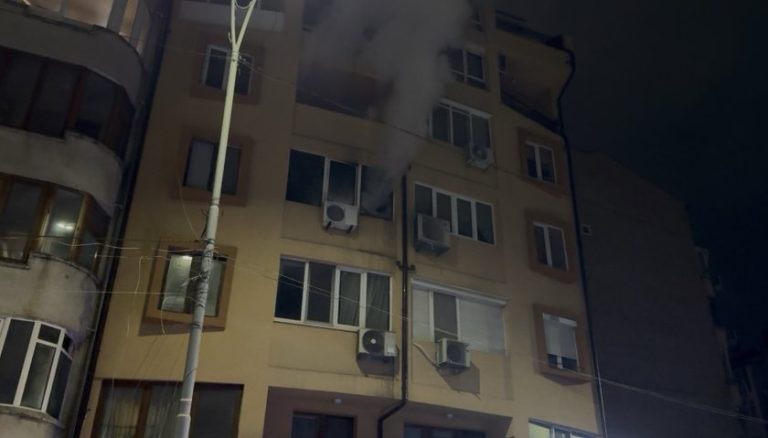 Пожар в жилищна кооперация в Бургас: Евакуираха сграда, мъж е обгазен Пожар в жилищна кооперация в Бургас: Евакуираха сграда, мъж е обгазен