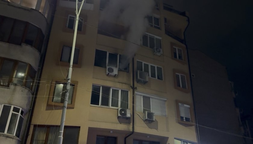 Пожар в жилищна кооперация в Бургас: Евакуираха сграда, мъж е обгазен