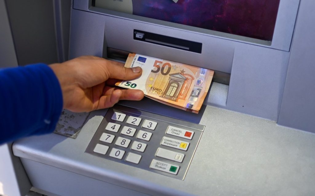 Евробанкноти вече се теглят от банкоматите: Нормализация след въвеждането на еврото