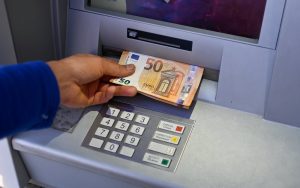 Евробанкноти вече се теглят от банкоматите: Нормализация след въвеждането на еврото