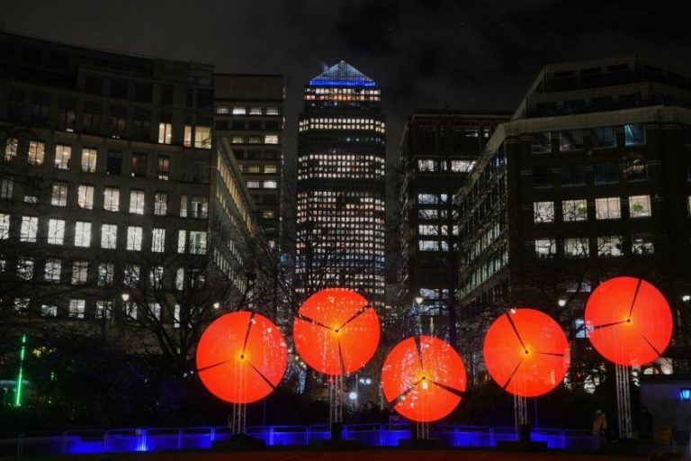 Лондон грейна: Canary Wharf е преобразен в „пейзаж на сънищата“ за 10-ото издание на Winter Lights