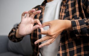 Глухата общност настоява за субтитри при поискване в медиите