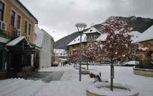 Бедствено положение в Румъния: хиляди без ток, двама туристи загинаха