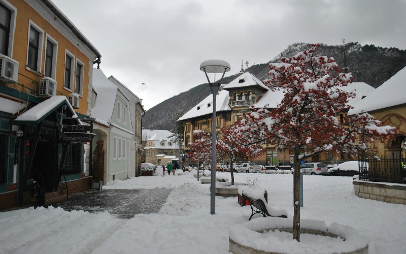 Бедствено положение в Румъния: хиляди без ток, двама туристи загинаха