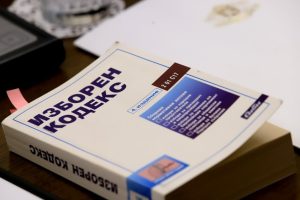 Горещ дебат за изборния вот: Машини, бюлетини или скенери за пролетните избори?