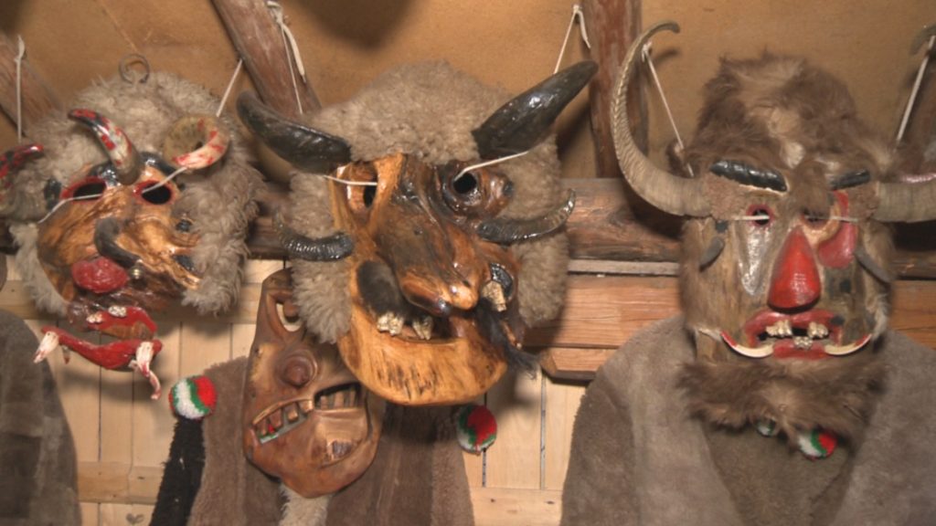 В сърцето на традицията: Как се създават кукерските маски в Ноевци