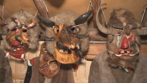 В сърцето на традицията: Как се създават кукерските маски в Ноевци