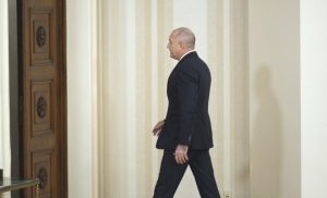 Какво следва при оставка на президента? Конституцията и прецедентите в България