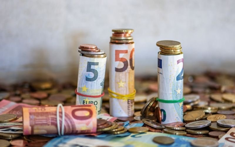 Нова година носи промени: По-висока минимална заплата и увеличена линия на бедност