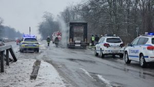 Камион с 178 прасета се запали край Хасково