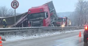 Тир се преобърна на Е-79 между Враца и Мездра, движението е блокирано